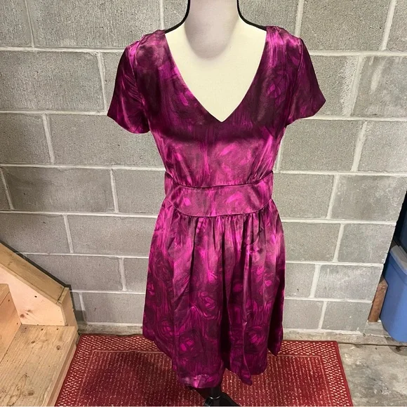 Banana Republic silk dress. - Picture 2 of 14